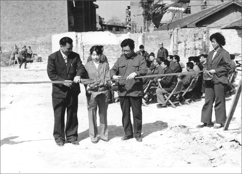 1986年，長虹彩電工程奠基，這樣的剪彩儀式，剪出了中國最大的彩電生產(chǎn)基地之一