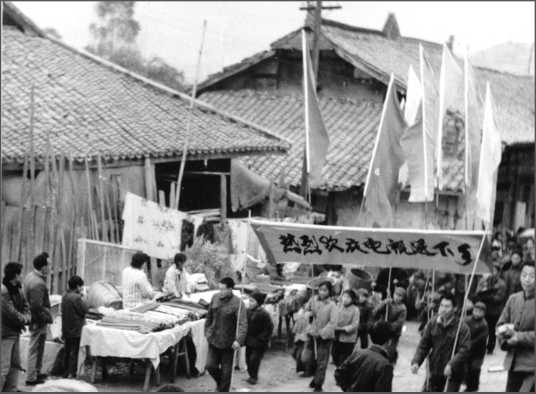 這可能是中國第一場&ldquo;家電下鄉(xiāng)&rdquo;，當(dāng)時(shí)長虹在春季把彩電免費(fèi)送下鄉(xiāng)，秋天豐收后農(nóng)民有錢了再去收錢