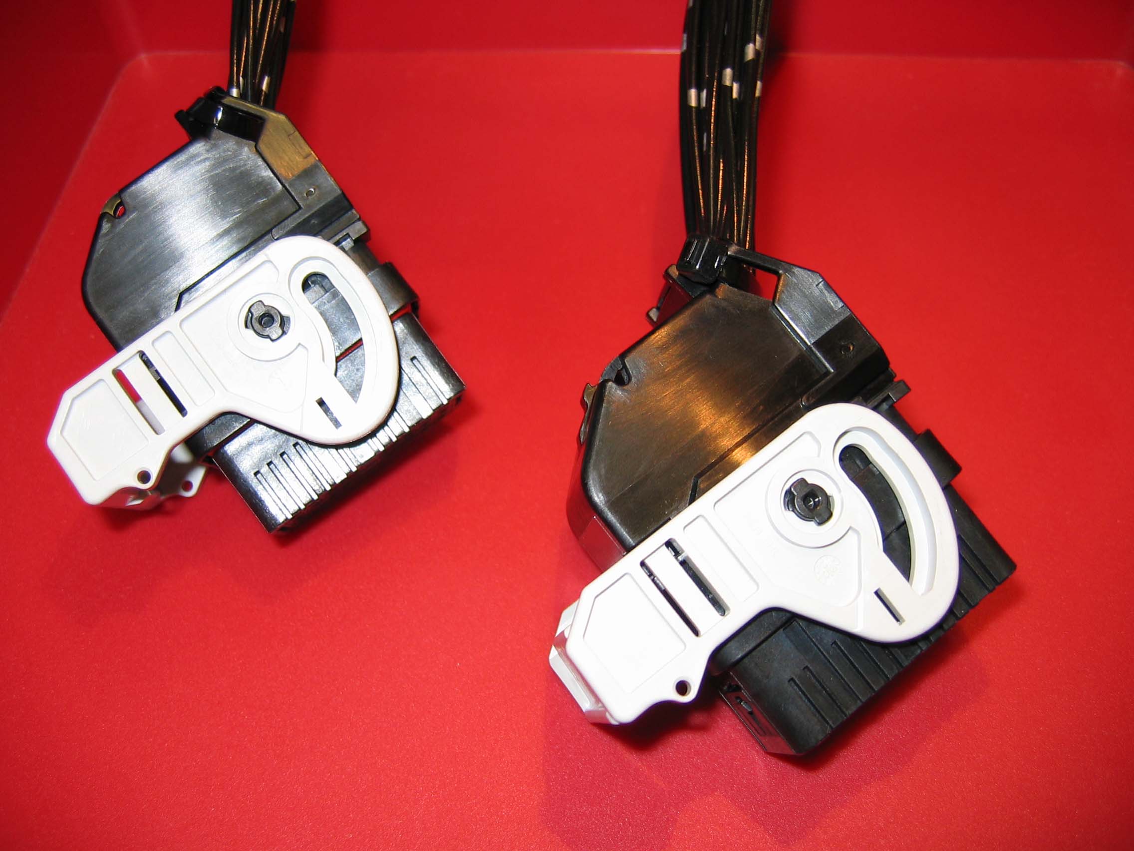 CMX密封型、 混合式、高密度、模塊化連接器系列