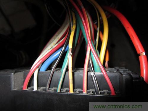 控制線25線--黃底紅條,電容器輸出線為最大的藍色線,接蓄電池正極的線為白底紅條粗線