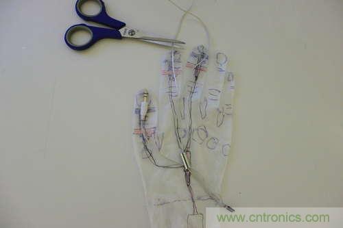 LED多點觸控手套DIY:拆解并重組耳機線