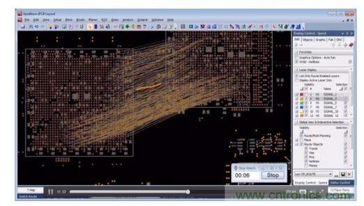 針對(duì)顯示連接的網(wǎng)絡(luò)線，設(shè)計(jì)師繪制出一個(gè)非常簡(jiǎn)略的草圖，隨后布線器便開始工作。角落里的秒表記錄了完成布線的實(shí)際時(shí)間。