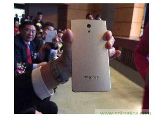 【導(dǎo)讀】在兩會期間，格力董事長董明珠對手機(jī)制造曾有過較為明顯的表態(tài)，她表示如果格力做手機(jī)，那么用戶在3年之內(nèi)是不用進(jìn)行更換的。然而就在不久之后，她又爆出了一條更為令人震驚的消息，格力手機(jī)已經(jīng)做出實(shí)體機(jī)了。  曝光的格力手機(jī)  格力手機(jī)的首秀出現(xiàn)在中山大學(xué)博學(xué)大講堂。董明珠今日參加中山大學(xué)博學(xué)大講堂上做&ldquo;傳統(tǒng)企業(yè)的突圍成長&rdquo;演講。演講中，董明珠話鋒一轉(zhuǎn)，談到了格力手機(jī)。&ldquo;我們也很意外&rdquo;，董明珠陪同人員表示，&ldquo;董總突然叫她的秘書拿手機(jī)過來，然后跟大家說&lsquo;透露一下格力的手機(jī)已經(jīng)出來了，我也已經(jīng)用了&rsquo;。&rdquo;  按照內(nèi)部規(guī)劃，今年格力可能會將手機(jī)推向市場，但具體的正式發(fā)布時(shí)間尚未確定。在北京參加兩會期間，董明珠曾到奇虎360公司參觀，引發(fā)外界關(guān)于格力與360合作的大猜想。格力手機(jī)是代工還是自己造?售價(jià)多少?會否搭載格力智能家居系統(tǒng)?這一切都還沒有答案。格力集團(tuán)市場部相關(guān)負(fù)責(zé)人表示，如果有消息會通過公司公告披露。  格力為什么做手機(jī)？外界最普遍的猜測是為布局智能家居。目前手機(jī)成為了公認(rèn)的智能家居入口，很多智能家居的遠(yuǎn)程遙控都通過手機(jī)來實(shí)現(xiàn)，再者，董明珠做事喜歡掌控大局，所以這個(gè)猜測很有可能是正確的。那么，可以肯定的是格力未來要做的智能家居，必然不是單一的硬件產(chǎn)品，而是一整套家居生態(tài)系統(tǒng)。