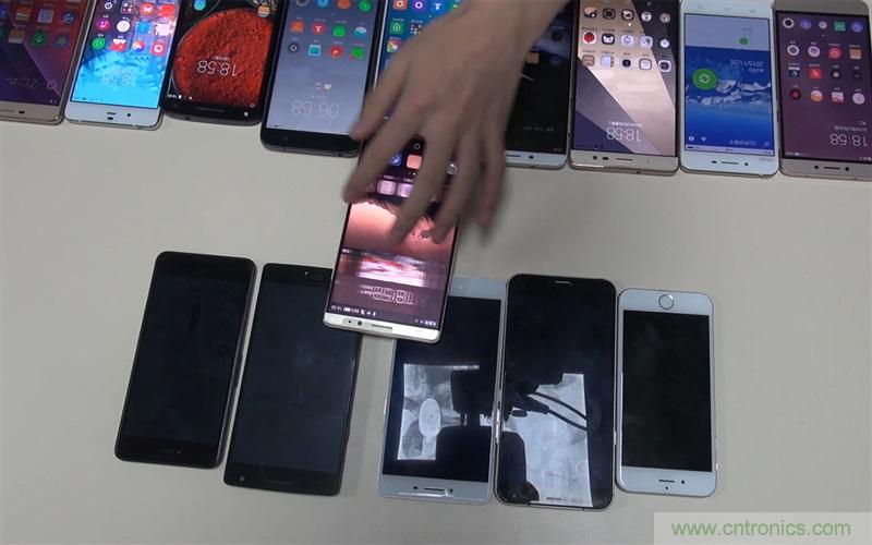 手機抗凍性能大挑戰：iPhone被完爆