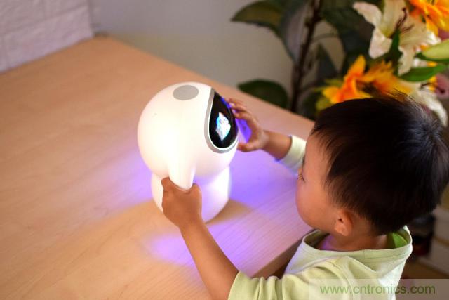 &ldquo;爸爸再不陪我，我就長大了&rdquo;&mdash;&mdash;小騰機器人