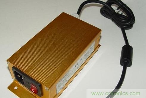 【導讀】本文總結出針對于LED電源EMC/EMI的主要幾個控制技術：電路措施、EMI濾波、元器件選擇、屏蔽和印制電路板抗干擾設計等。如果能正確合理的對這些問題進行解決，就可順利通過3C認證。  在電路當中，EMC和EMI的問題是人們始終關心的話題。在LED電路中，對于EMC和EMI的要求同樣非常高。本文將為大家介紹LED產品設計當中關于解決EMI與EMC的解決方法，感興趣的朋友快來看一看吧。  　　要解決LED驅動電源的電磁干擾問題，從硬件上可從以下幾個方面入手：  　　減少開關電源本身的干擾  　　軟開關技術，在原有的硬開關電路中增加電感和電容元件，利用電感和電容的諧振，降低開關過程中的du/dt和di/dt，使開關器件開通時電壓的下降先于電流的上升，或關斷時電流的下降先于電壓的上升，來消除電壓和電流的重疊。開關頻率調制技術，通過調制開關頻率fc，把集中在fc及其諧波2fc、 3fc&hellip;上的能量分散到它們周圍的頻帶上，以降低各個頻點上的EMI幅值。元器件的選擇，選擇不易產生噪聲、不易傳導和輻射噪聲的元器件。通常特別值得注意的是，二極管和變壓器等繞組類元器件的選用。反向恢復電流小、恢復時間短的快速恢復二極管是開關電源高頻整流部分的理想器件。合理使用電磁干擾濾波器，EMI濾波器的主要目的之一，電網噪聲是電磁干擾的一種，它屬于射頻干擾（RFI），其傳導噪聲的頻譜大致為10KHz~30MHz，最高可達 150MHz。  　　在一般情況下，差模干擾幅度小，頻率低，所造成的干擾較小;共模干擾幅度大，頻率高，還可以通過導線產生輻射，所造成的干擾較大。欲削弱傳導干擾，最有效的方法就是在開關電源輸入和輸出電路中加裝電磁干擾濾波器。LED電源一般采用簡易式單級EMI濾波器，主要包括共模扼流圈和濾波電容。EMI濾波器能有效抑制開關電源適配器的電磁干擾。 1 　　通過切斷干擾信號的傳播途徑來減少電磁干擾問題  　　第一種情況是電源線干擾可以使用電源線濾波器濾除。一個合理有效的開關電源EMI濾波器應該對電源線上差模和共模干擾都有較強的抑制作用。改善PCB板的電磁兼容性設計PCB是LED電源系統中電路元件和器件的支撐件，它提供電路元件和器件之間的電氣連接。隨著電子技術的飛速發展，PCB的密度越來越高。 PCB設計的好壞對LED電源系統的電磁兼容性影響很大。  　　實踐證實，即使電路原理圖設計正確，印刷電路板設計不當，也會對LED電源系統的可靠性產生不利影響。PCB抗干擾設計主要包括PCB布局、布線及接地，其目的是減小PCB的電磁輻射和PCB上電路之間的串擾。還有，一般變壓器電磁干擾引發的交流聲頻率一般為50HZ左右，而地線布線不當導致的交流聲，由于整流電路的倍頻作用頻率約為100HZ，仔細區分還是可以察覺的。因此，在設計印刷電路板的時候，應留意采用正確的方法，遵守PCB設計的一般原則，并應符合抗干擾的設計要求。  　　主動大幅增強受干擾體的抗干擾能力  　　在LED電源系統中輸進/輸出也是干擾源的傳導線，和接收射頻干擾信號的拾檢源，我們設計時一般要采取有效的措施：采用必要的共模/差模抑制電路，同時也要采取一定的濾波和防電磁屏蔽措施以減小干擾的進進。在條件許可的情況下盡可能采取各種隔離措施（如光電隔離或者磁電隔離），從而阻斷干擾的傳播。防雷擊措施，室外使用的LED電源系統或從室外排擠引進室內的電源線、信號線，要考慮系統的防雷擊題目。常用的防雷擊器件有：氣體放電管、 TVS（Transient Voltage Suppression）等。氣體放電管是當電源的電壓大于某一數值時，通常為數十V或數百V，氣體擊穿放電，將電源線上強沖擊脈沖導進大地。TVS可以看成兩個并聯且方向相反的齊納二極管，當兩端電壓高于某一值時導通。其特點是可以瞬態通過數百乃上千A的電流。