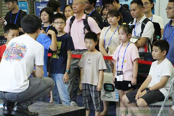 明年再見(jiàn)！&ldquo;WAIE 2019第四屆上海國(guó)際人工智能展覽會(huì)暨人工智能產(chǎn)業(yè)大會(huì)&rdquo;完美落幕！